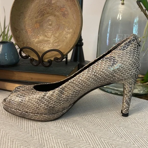 Stuart Weitzman platform snake skin pump heels - Picture 9 of 12